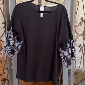 Plus size 2x 3/4 bell sleeve with design. NWT